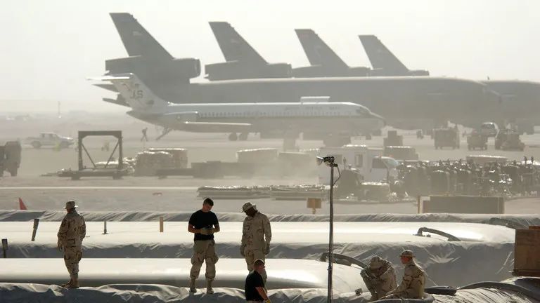 Mỹ đã mở một trung tâm điều phối phòng không và phòng thủ tên lửa mới tại căn cứ không quân Al Udeid, nhằm “tăng cường phòng không và phòng thủ tên lửa tích hợp”. Ảnh minh hoạ: Không quân Mỹ/Getty Images Mỹ đã mở một trung tâm điều phối phòng không và phòng thủ tên lửa mới tại căn cứ không quân Al Udeid, nhằm “tăng cường phòng không và phòng thủ tên lửa tích hợp”. Ảnh minh hoạ: Không quân Mỹ/Getty Images