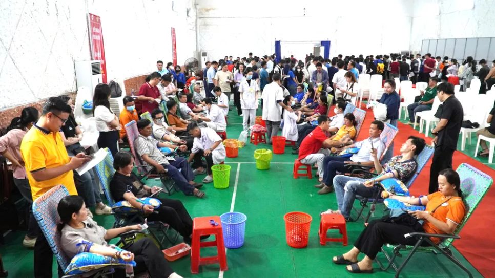 Cán bộ, công nhân viên chức, người lao động, đoàn viên, thanh niên, người dân tham gia hiến máu tình nguyện Cán bộ, công nhân viên chức, người lao động, đoàn viên, thanh niên, người dân tham gia hiến máu tình nguyện