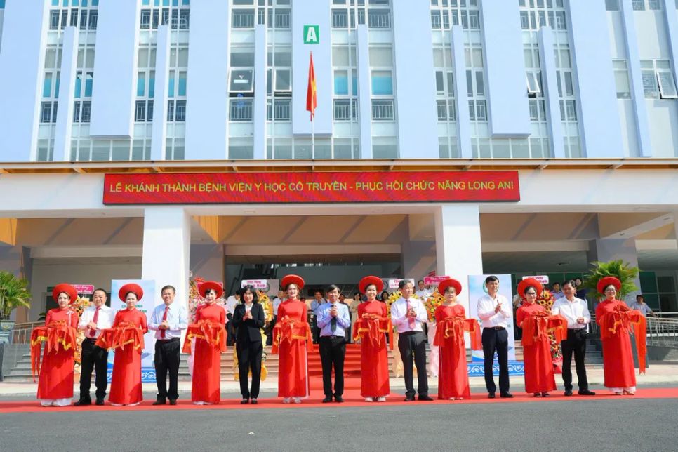 Các đại biểu thực hiện nghi thức cắt băng khánh thành Bệnh viện Y học cổ truyền và Phục hồi chức năng Long An