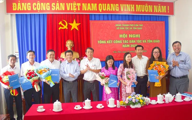 Sở Dân tộc và Tôn giáo TP Cần Thơ trao các quyết định bổ nhiệm nhân sự cấp phòng.