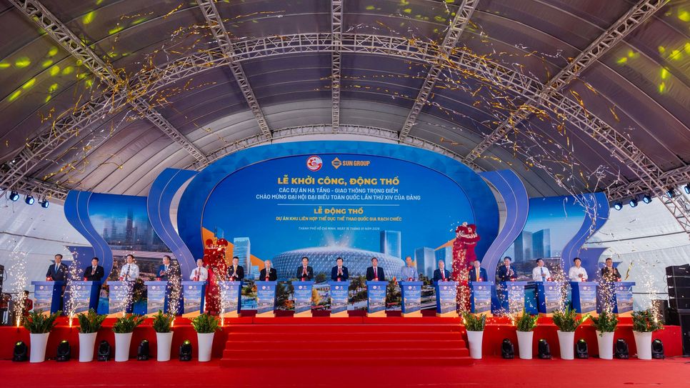 Các đại biểu thực hiện nghi thức động thổ dự án Khu liên hợp thể dục thể thao quốc gia Rạch Chiếc sáng 15/1