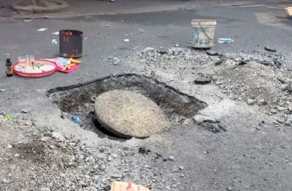 Hố ga trên đường Hoàng Diệu (phường Phú Mỹ) nơi hai công nhân tử vong do ngạt khí