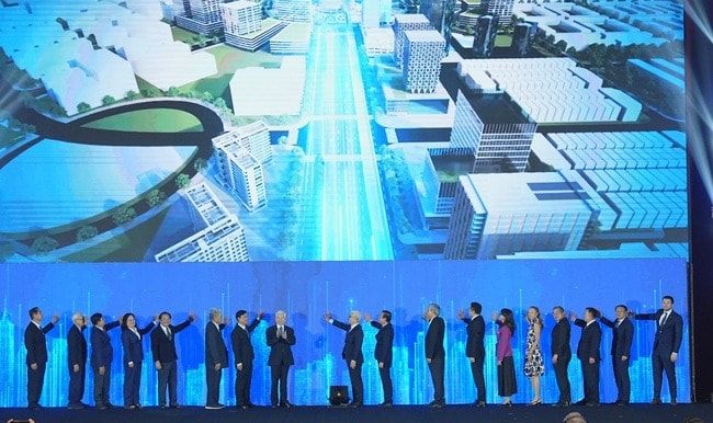 Nguyên Chủ tịch nước Nguyễn Minh Triết cùng lãnh đạo, nguyên lãnh đạo TP.HCM thực hiện nghi thức nhấn nút công bố Đô thị khoa học công nghệ Bắc TP.HCM