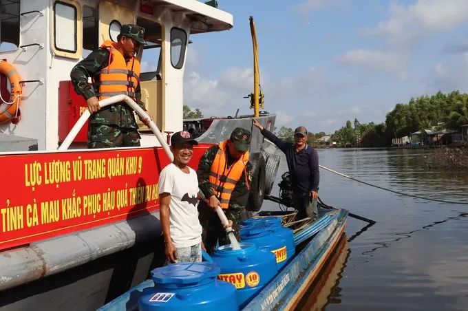 Vào mùa khô, nhiều người dân ở địa bàn nông thôn tỉnh Cà Mau thiếu nước sinh hoạt Vào mùa khô, nhiều người dân ở địa bàn nông thôn tỉnh Cà Mau thiếu nước sinh hoạt