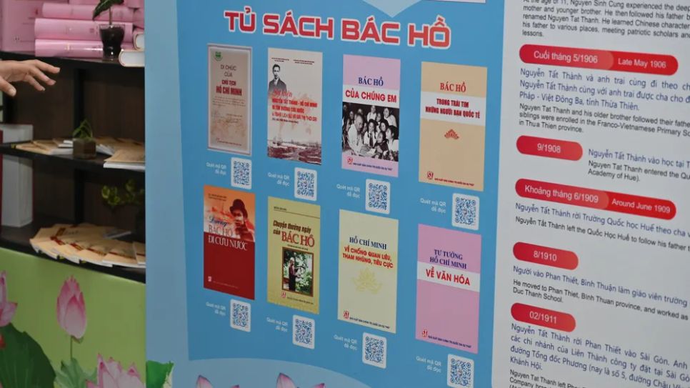 Đại biểu quét QR Code để đọc các cuốn sách trong Tủ sách Bác Hồ