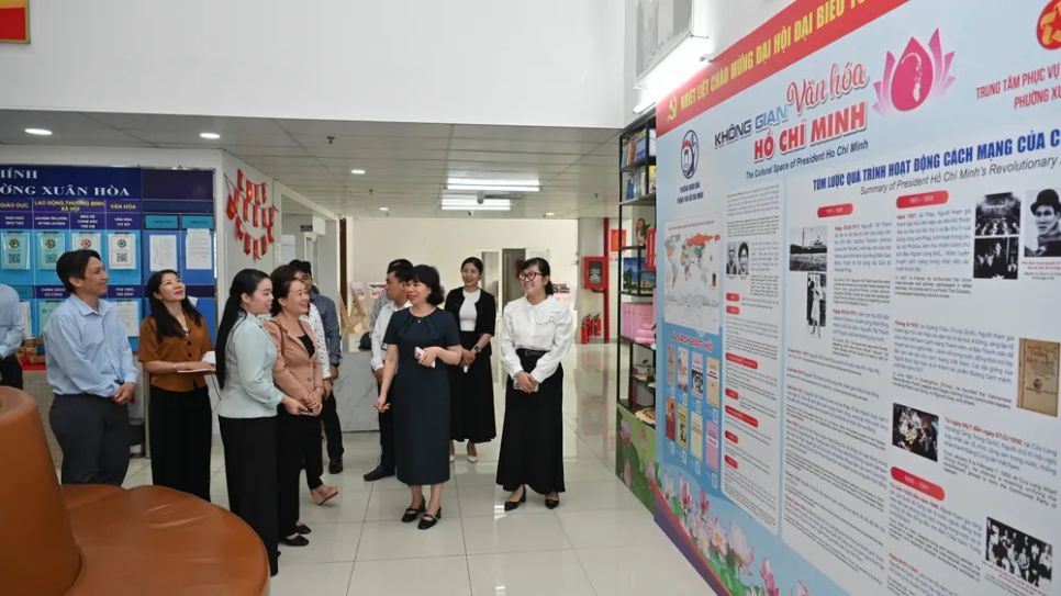 Đoàn tham quan thực tế Không gian văn hóa Hồ Chí Minh tại Trung tâm Dịch vụ hành chính công phường Xuân Hòa