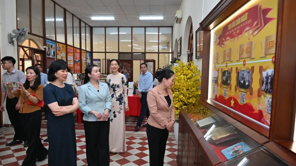 Đoàn tham quan thực tế Không gian văn hóa Hồ Chí Trường THPT Marie Curie (phường Xuân Hòa)