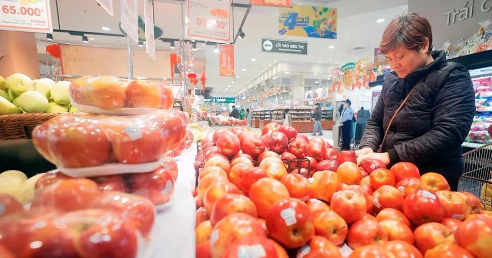 Khách chọn mua trái cây tại siêu thị Aeon Long Biên, Hà Nội. (Ảnh: Trần Việt/TTXVN)