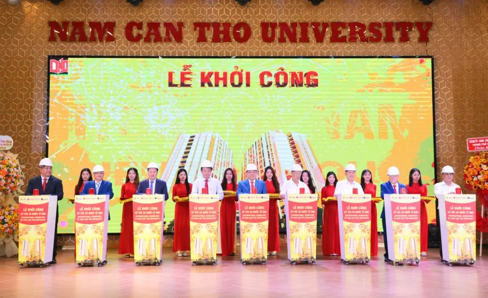 Các đại biểu thực hiện nghi thức khởi công ký túc xá Trường Đại học Nam Cần Thơ