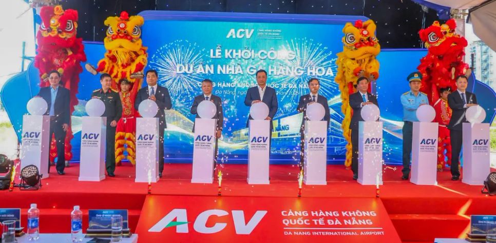 Các đại biểu thực hiện nghi thức khởi công nhà ga hàng hóa. Ảnh: XUÂN QUỲNH