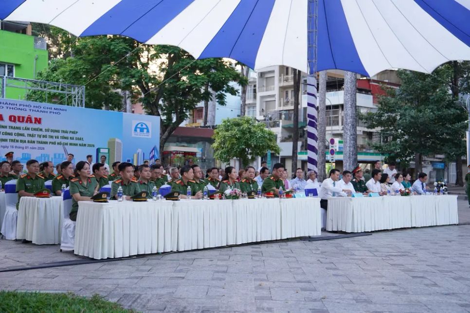 TPHCM ra quân xử lý tình trạng lấn chiếm lòng đường, vỉa hè