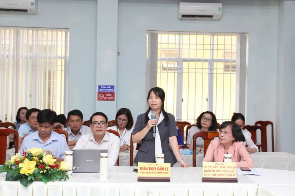 Lãnh đạo các xã, phường phát biểu thảo luận tại hội nghị