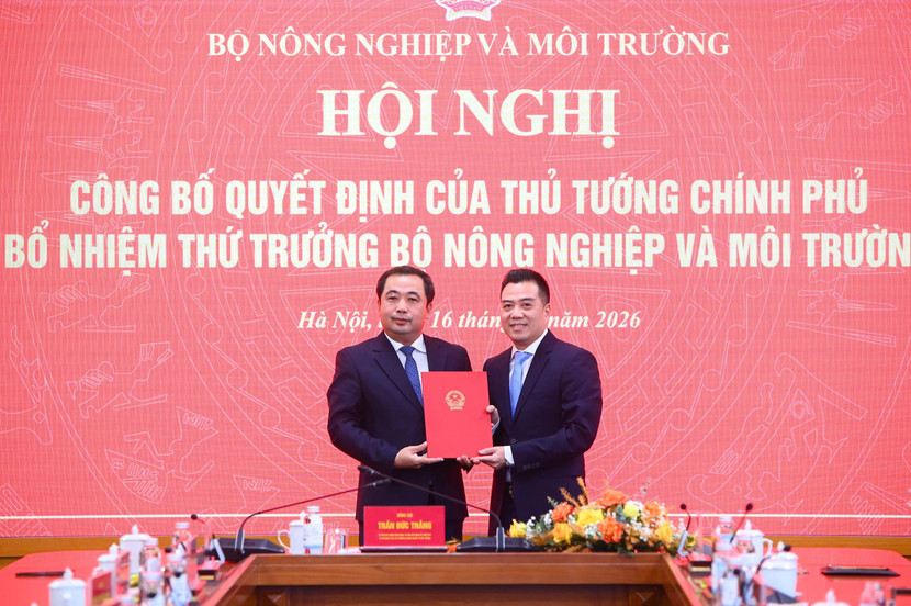 Bộ trưởng Bộ Nông nghiệp và Môi trường Trần Đức Thắng trao quyết định cho ông Đặng Ngọc Điệp. Ảnh: Tùng Đinh