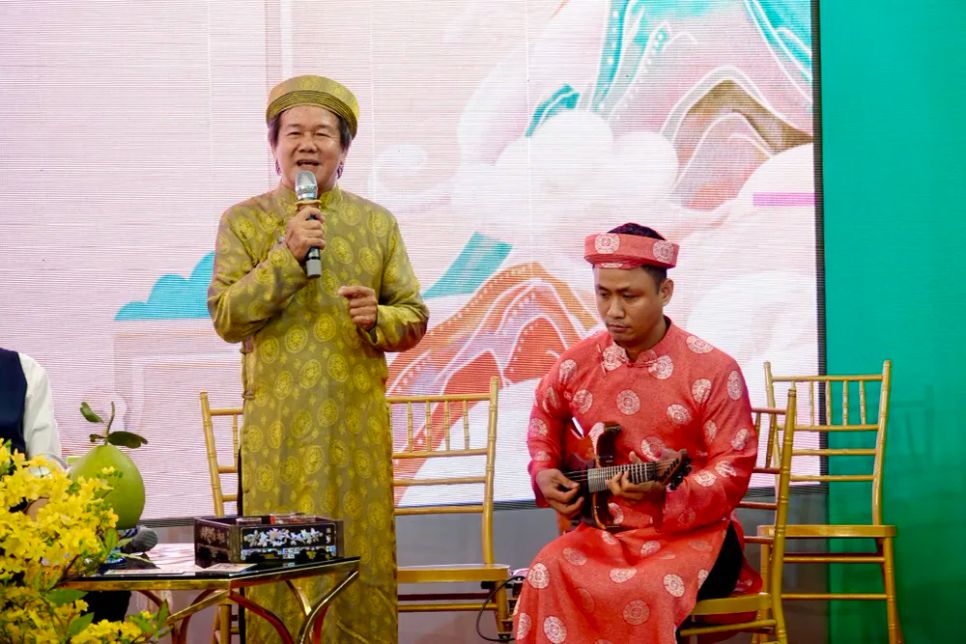 NSƯT Huỳnh Khải chia sẻ nhiều kiến thức về âm nhạc dân tộc, điệu lý con sáo trong dân ca và đờn ca tài tử. Ảnh: THÚY BÌNH