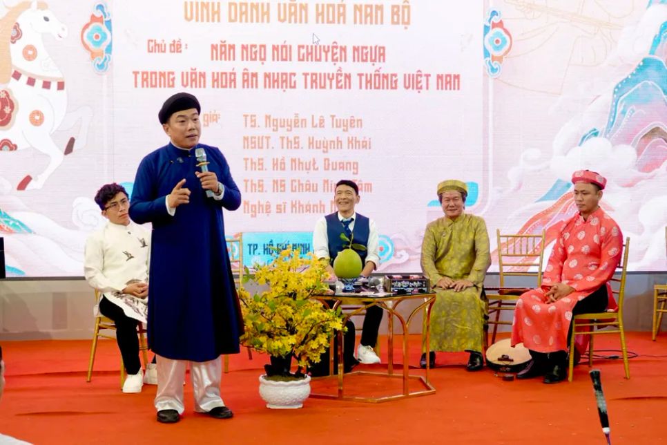 ThS Hồ Nhựt Quang chia sẻ nhiều thông tin về biểu tượng ngựa trong văn hóa Nam bộ. Ảnh: THÚY BÌNH