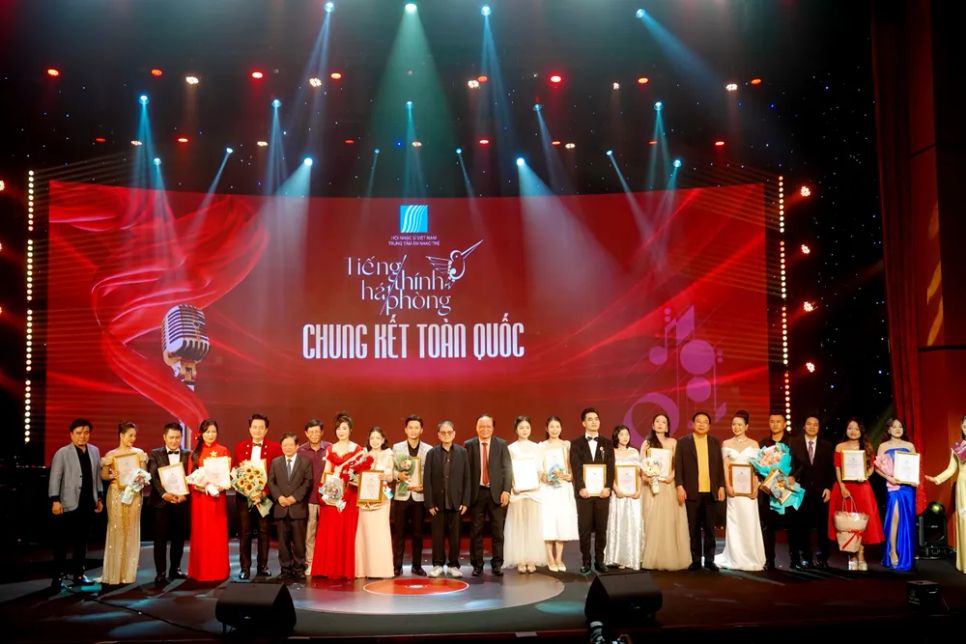 Ban tổ chức, Ban giám khảo chụp ảnh cùng 16 thí sinh dự thi vòng Chung kết và trao giải <i>Cuộc thi Tiếng hát Thính phòng toàn quốc năm 2025</i> tổ chức tại TPHCM. Ảnh: THÚY BÌNH