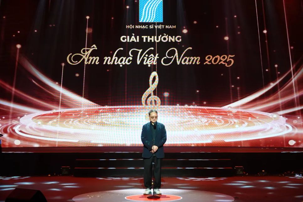 Chủ tịch Hội Nhạc sĩ Việt Nam, Thiếu tướng - nhạc sĩ Nguyễn Đức Trịnh, phát biểu trong chương trình. Ảnh: THÚY BÌNH