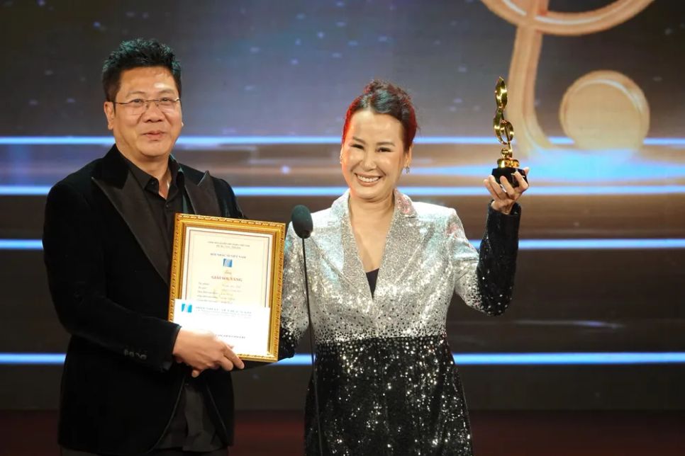 Giám đốc Học viện Âm nhạc Quốc gia Việt Nam, TS - NSND Đỗ Quốc Hưng trao giải <i>Sol Vàng</i> hạng mục live concert <i>Giấc mơ Sol</i> của nhạc sĩ Giáng Son. Ảnh: THÚY BÌNH