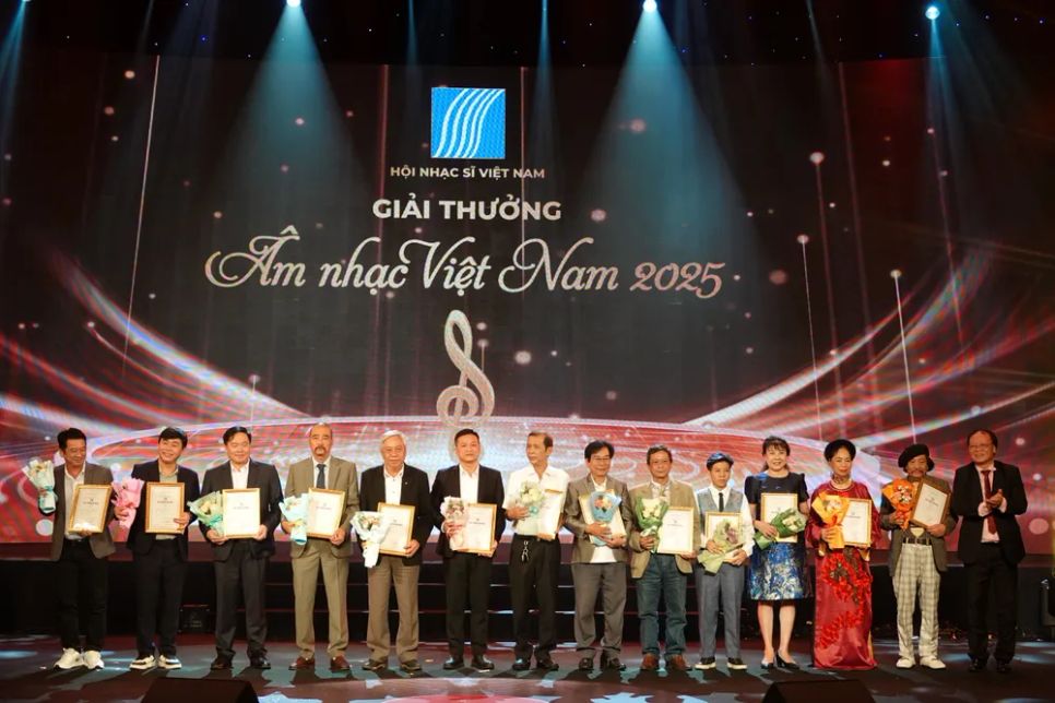 Phó Chủ tịch Hội Nhạc sĩ Việt Nam, NSND Phạm Ngọc Khôi trao giải B cho các tác giả đạt Giải thưởng Âm nhạc Việt Nam năm 2025. Ảnh: THÚY BÌNH