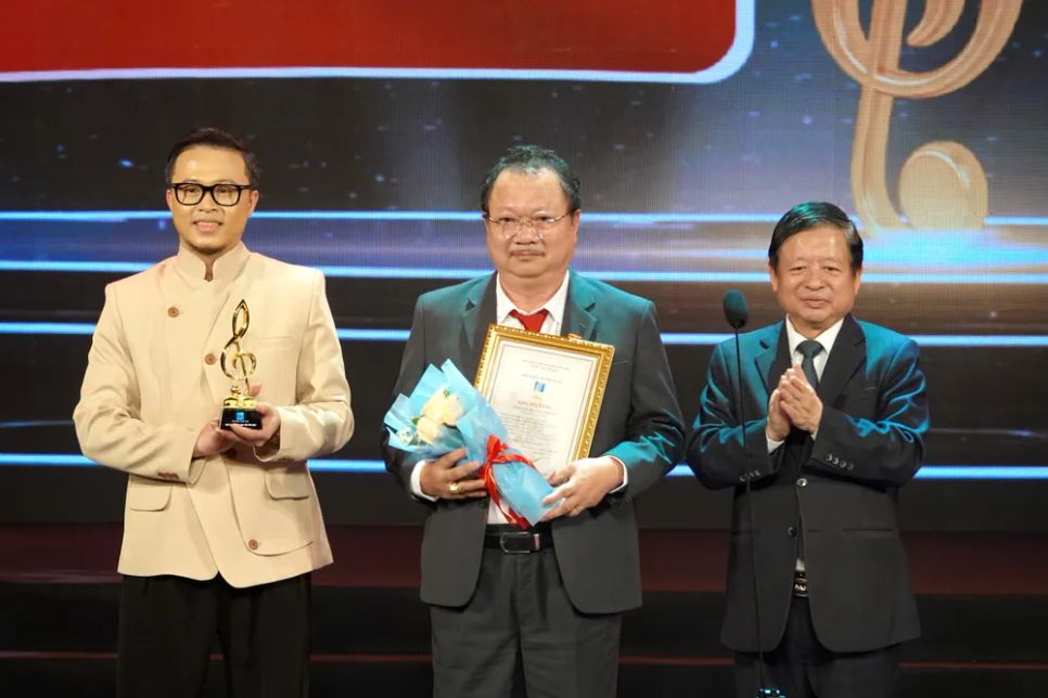 Phó Chủ tịch Ủy ban Trung ương MTTQ Việt Nam, Chủ tịch Liên hiệp các Hội Văn học - Nghệ thuật Việt Nam, PGS-TS nhạc sĩ Đỗ Hồng Quân trao giải <i>Sol Vàng</i> cho chương trình nghệ thuật chính luận <i>Tổ quốc trong tim</i> của Báo Nhân Dân. Ảnh: THÚY BÌNH