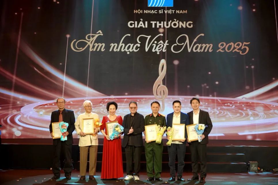 Thiếu tướng - nhạc sĩ Nguyễn Đức Trịnh trao giải A cho các tác giả đạt Giải thưởng Âm nhạc Việt Nam năm 2025. Ảnh: THÚY BÌNH