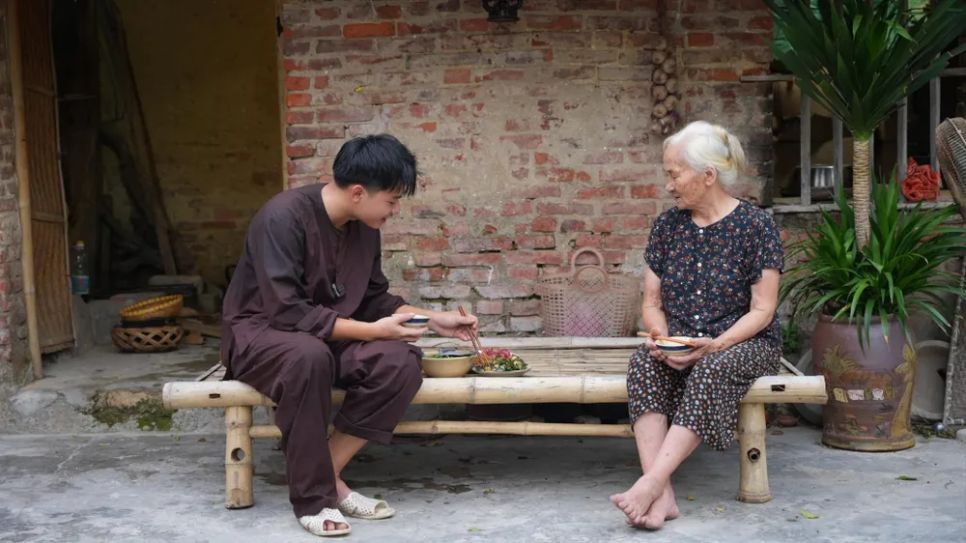 Hình ảnh gợi về ký ức làng quê thân thương bên ông bà trong Bếp quê choa (Ảnh: Bếp quê choa)
