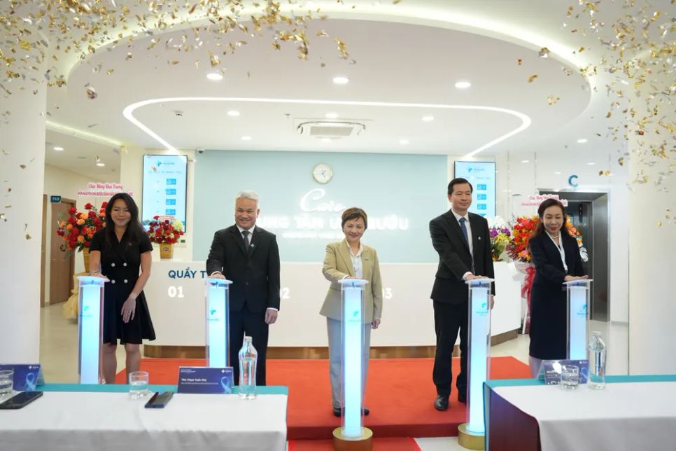 Các đại biểu thực hiện nghi thức khai trương Đơn nguyên ung bướu, Bệnh viện Hoàn Mỹ Thủ Đức