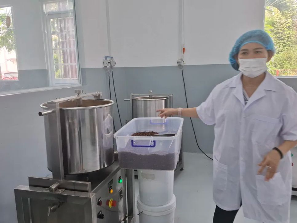 Chị Nguyễn Thị Thu trong phòng chế biến socola của công ty