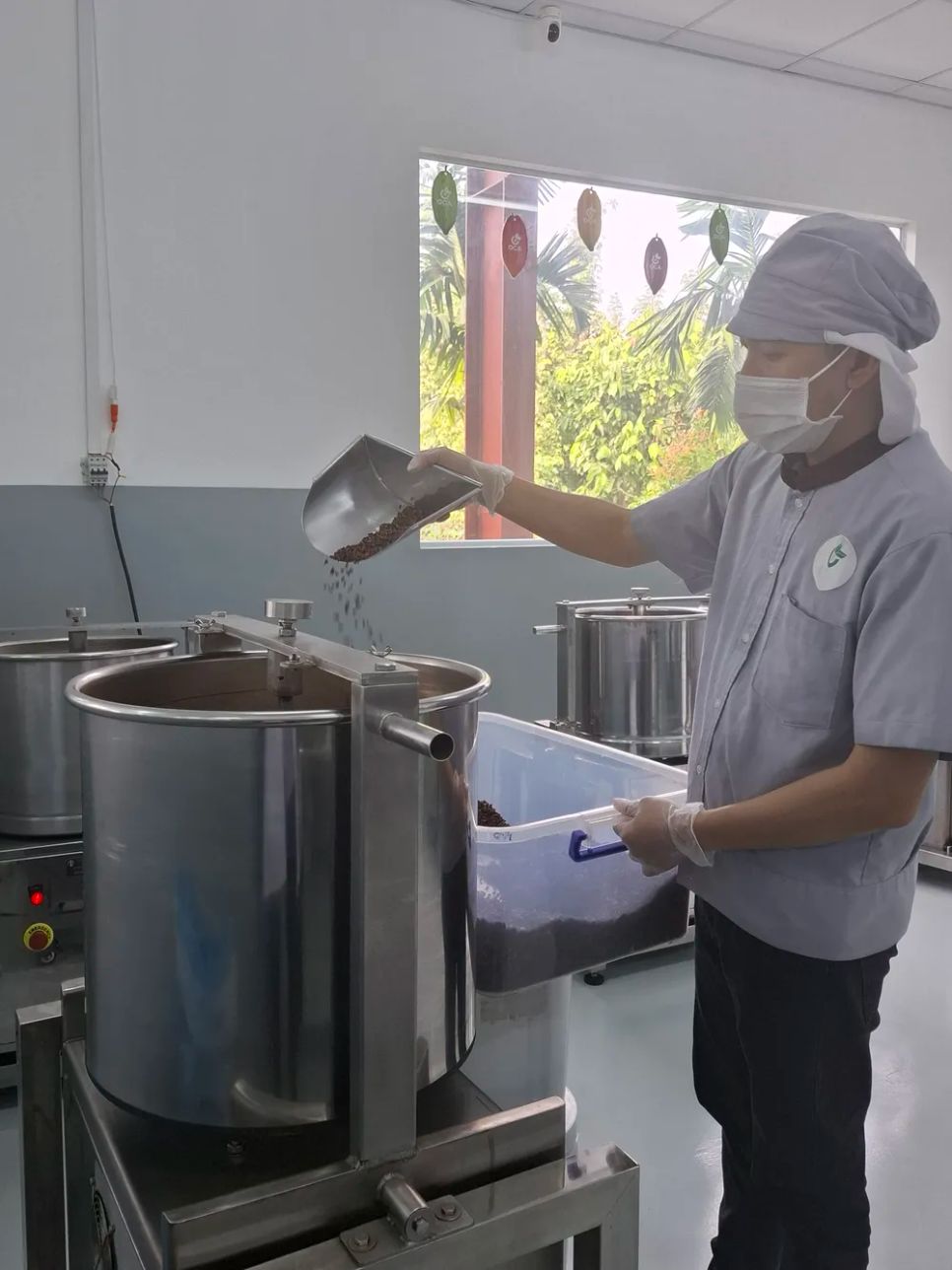 Nhân viên Công ty OCA Việt Nhật chế biến socola