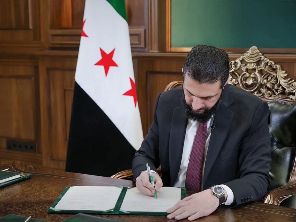 Tổng thống Syria Ahmed al‑Sharaa ký ban hành sắc lệnh. Ảnh: aa.com