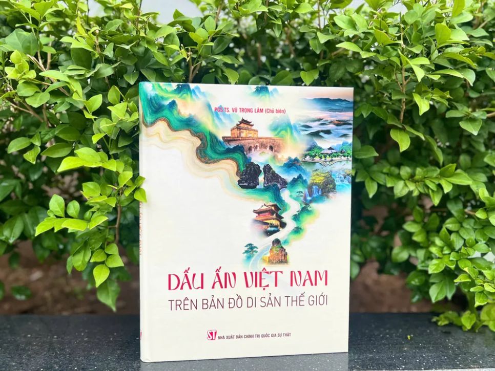 Cuốn sách dày hơn 300 trang với nhiều tư liệu phong phú