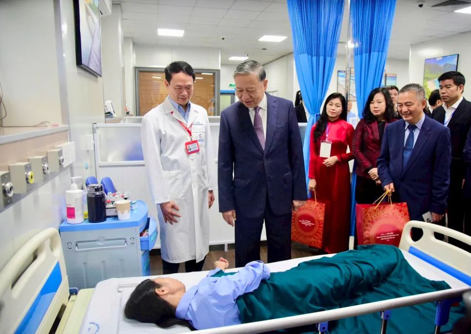 Tổng Bí thư Tô Lâm thăm hỏi, động viên bệnh nhân đang điều trị tại Bệnh viện Đại học Y Hà Nội cơ sở Hoàng Mai