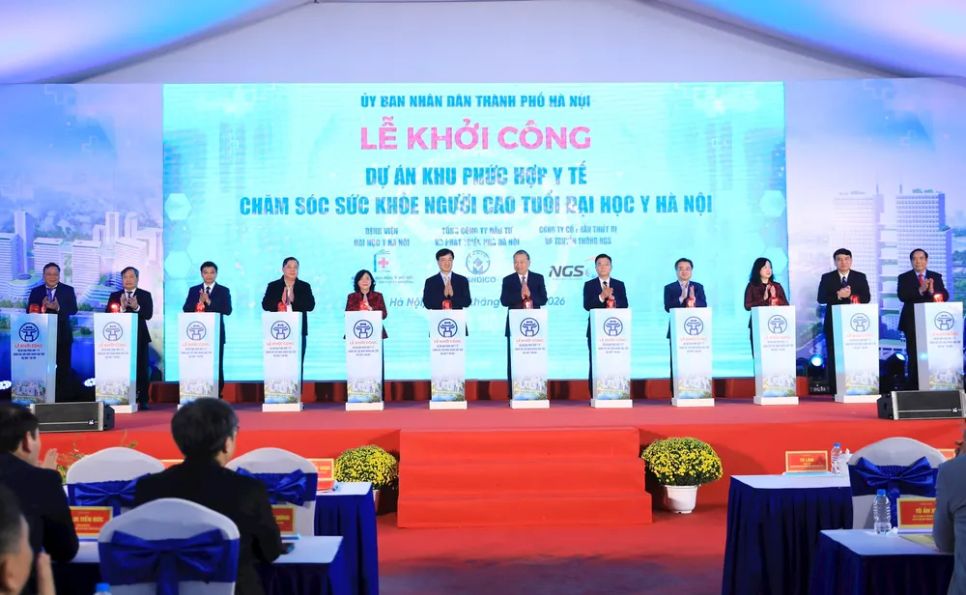 Tổng Bí thư Tô Lâm và các đại biểu bấm nút khởi công dự án Khu phức hợp y tế - chăm sóc sức khỏe người cao tuổi của Đại học Y Hà Nội