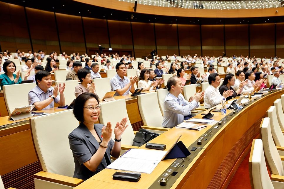 <span>Đại biểu ấn nút thông qua các nghị quyết và luật trong kỳ họp năm 2025 - Ảnh: TTXVN</span>