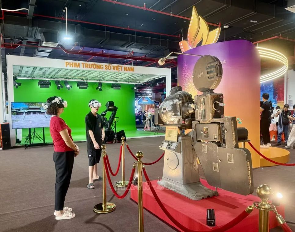 Du khách trải nghiệm tại không gian công nghiệp văn hóa ở Triển lãm “80 năm hành trình Độc lập - Tự do - Hạnh phúc”