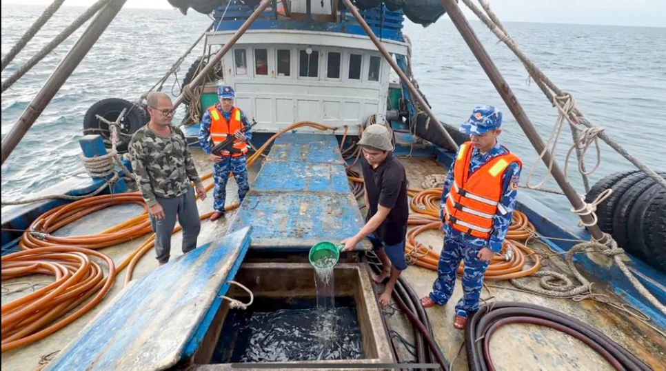 Lực lượng chức năng Bộ Tư lệnh Vùng Cảnh sát biển 4 kiểm tra hàng hóa trên tàu cá TG 92232 TS