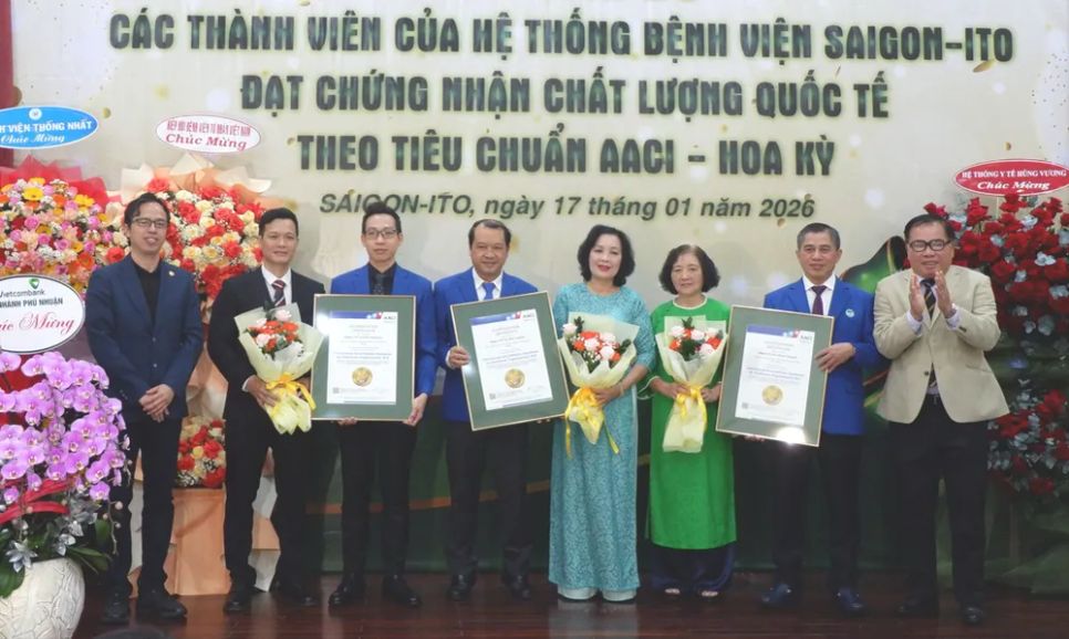 Đại diện các bệnh viện nhận giấy chứng nhận chất lượng quốc tế theo tiêu chuẩn AACI (Hoa Kỳ)