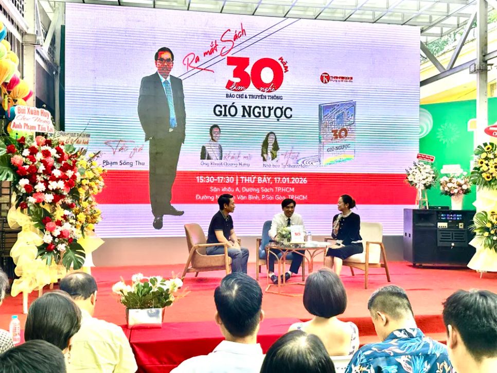 Tác giả Phạm Sông Thu (giữa) cùng các khách mời tại chương trình