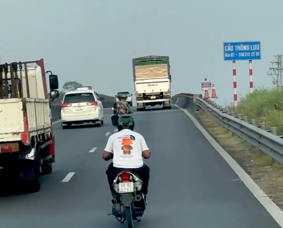 Hai xe mô tô chạy tốc độ cao, lạng lách trên cao tốc Trung Lương – Mỹ Thuận