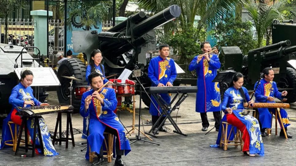 Tiết mục nghệ thuật truyền thống được các nghệ sĩ Nhà hát Ca múa nhạc dân tộc Bông Sen biểu diễn trong không gian Bảo tàng Chứng tích chiến tranh