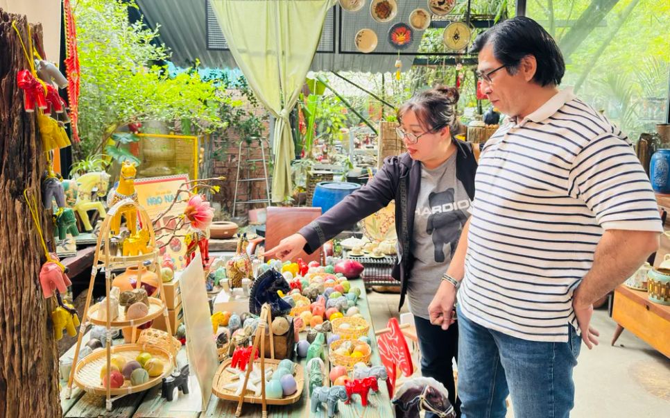 Người yêu gốm lựa chọn mua sắm. Ảnh: ĐÌNH DƯ