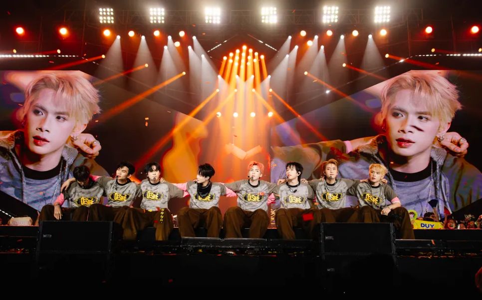 Top 8 tân binh trình diễn tiết mục 