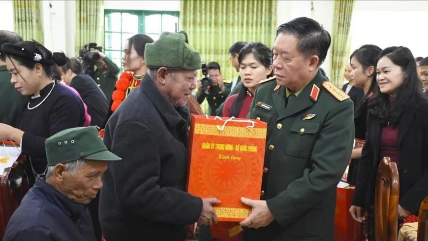 Đại tướng Nguyễn Trọng Nghĩa trao quà tặng các gia đình chính sách, người có công trên địa bàn tỉnh Cao Bằng. Ảnh: QĐND Đại tướng Nguyễn Trọng Nghĩa trao quà tặng các gia đình chính sách, người có công trên địa bàn tỉnh Cao Bằng. Ảnh: QĐND