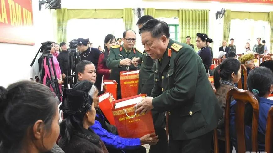 Đại tướng Nguyễn Trọng Nghĩa trao quà tặng các gia đình chính sách, người có công trên địa bàn tỉnh Cao Bằng. Ảnh: QĐND Đại tướng Nguyễn Trọng Nghĩa trao quà tặng các gia đình chính sách, người có công trên địa bàn tỉnh Cao Bằng. Ảnh: QĐND