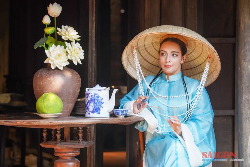 Chị Sara, đến từ Morocco, tạo dáng bên gian nhà cổ ở làng nghề Nha Trang xưa. Ảnh: HIẾU GIANG Chị Sara, đến từ Morocco, tạo dáng bên gian nhà cổ ở làng nghề Nha Trang xưa. Ảnh: HIẾU GIANG