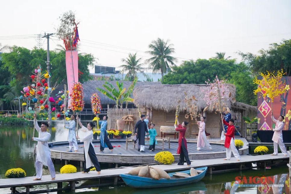 Chương trình văn nghệ dân gian tái hiện tết cổ truyền. Ảnh: HIẾU GIANG Chương trình văn nghệ dân gian tái hiện tết cổ truyền. Ảnh: HIẾU GIANG