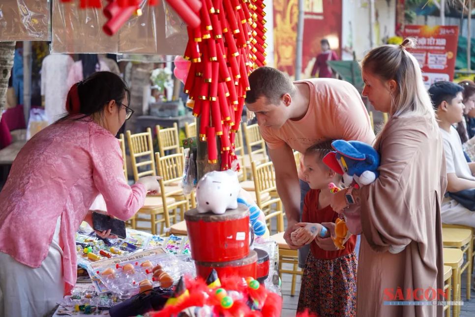 Du khách nước ngoài đi chợ tết. Ảnh: HIẾU GIANG Du khách nước ngoài đi chợ tết. Ảnh: HIẾU GIANG