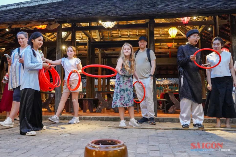 Du khách nước ngoài thích thú với trò chơi dân gian. Ảnh: HIẾU GIANG Du khách nước ngoài thích thú với trò chơi dân gian. Ảnh: HIẾU GIANG