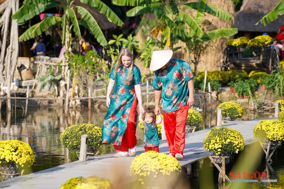 Gia đình người Mỹ đi bộ trong không gian làng quê Việt Nam. Ảnh: HIẾU GIANG Gia đình người Mỹ đi bộ trong không gian làng quê Việt Nam. Ảnh: HIẾU GIANG