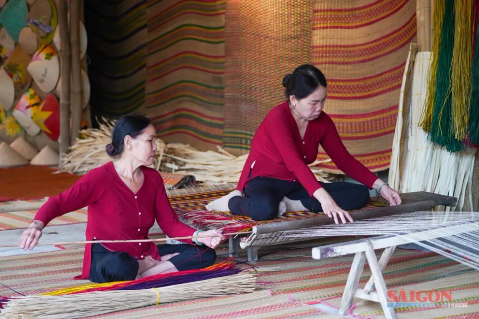 Nghệ nhân trình diễn nghề dệt chiếu. Ảnh: HIẾU GIANG Nghệ nhân trình diễn nghề dệt chiếu. Ảnh: HIẾU GIANG